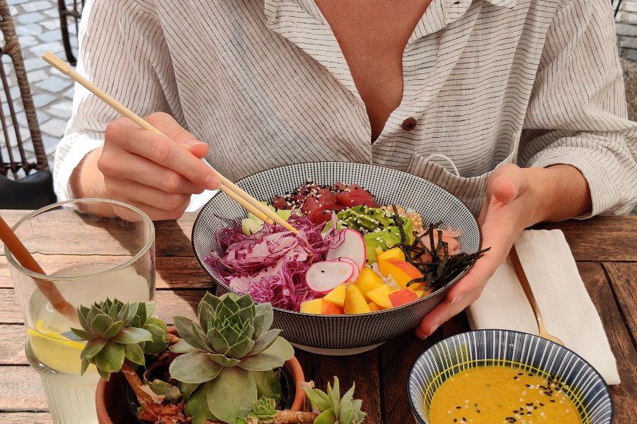 chica comiendo poke bowl