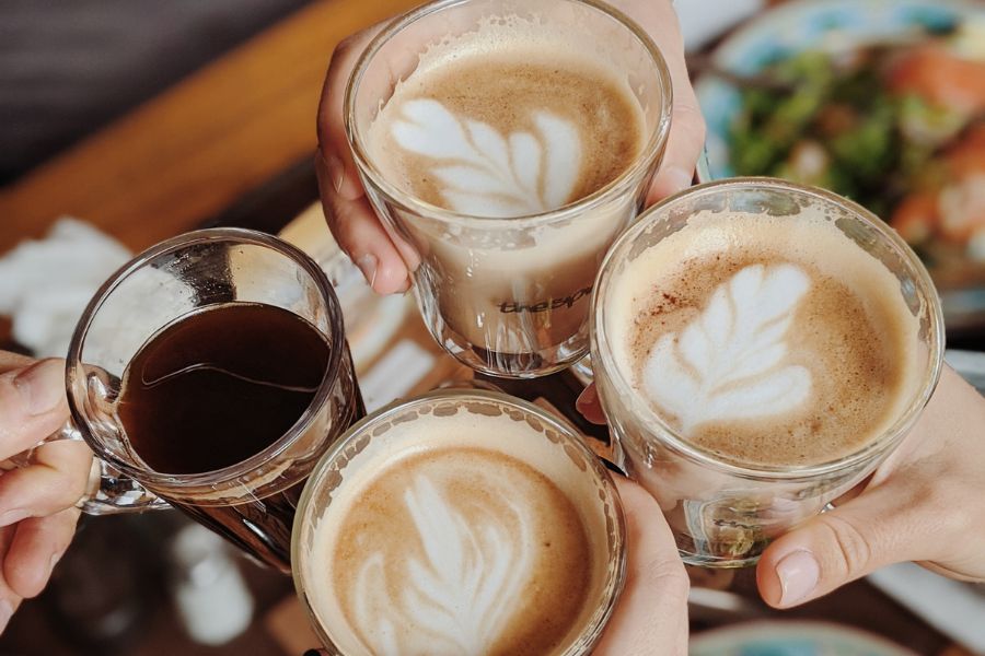 un grupo haciendo brindis con tazas de café