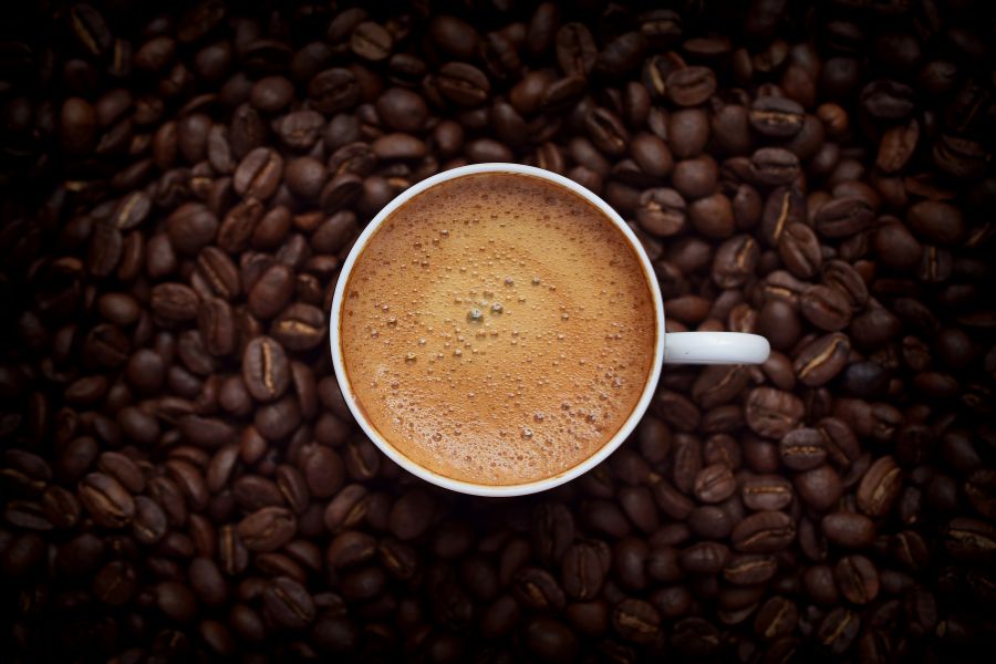 taza de café entre granos de café